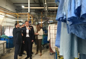 Carlos González durante su visita a las instalaciones