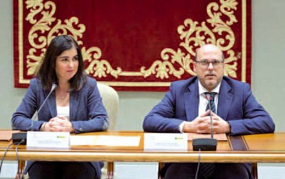 Carolina Darias y José Antonio López, en la presentación del acuerdo en la sede del Parlamento autónomo