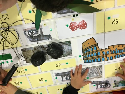 Alumnos practicando el juego de La Loba que pone a prueba sus conocimientos sobre el Imperio Romano