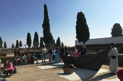 Los alumnos, al aire libre, preparando el taller sobre teatro romano