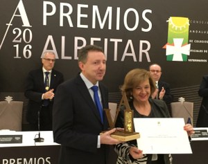 Cristóbal Martínez recogiendo el premio 