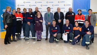 El alcalde, la concejala y los bomberos que han superado el curso con los responsables del centro de ILUNION