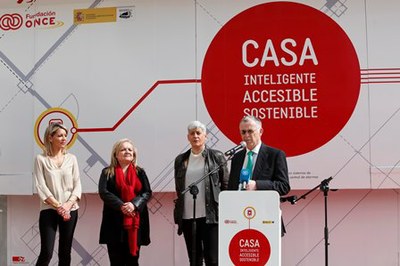 El responsable de ONCE en Málaga se dirige al púbico en la presentación de la muestra en presencia de las autoridades locales
