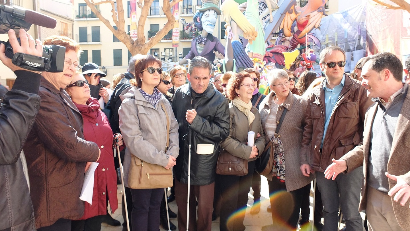 Afiliados a la ONCE en la inauguración de la Ruta de Fallas accesibles