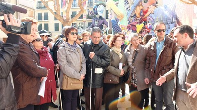 Afiliados a la ONCE en la inauguración de la Ruta de Fallas accesibles