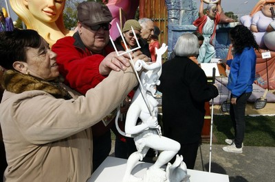Una mujer ciega reconoce al tacto un detalle de la maqueta de una de las fallas accesibles