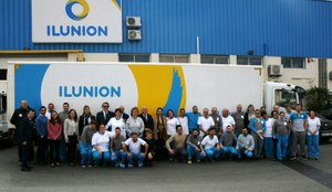 Foto de familia de la consejera con toda la plantilla a las puertas del centro