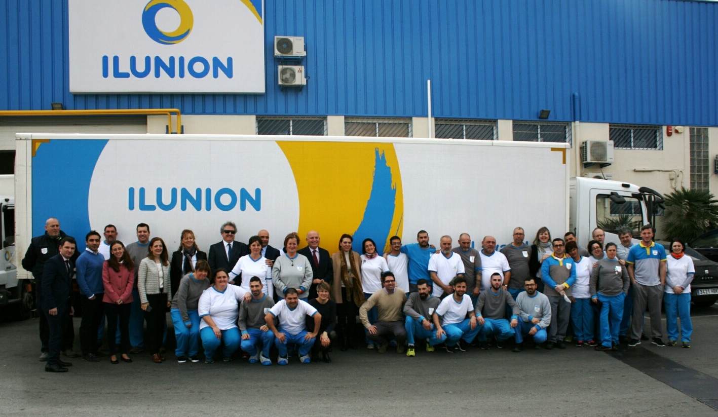 Foto de familia de la consejera con toda la plantilla a las puertas del centro