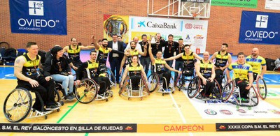 Foto de familia del equipo y directivos, sobre el parquet de Oviedo, tras imponerse en la final