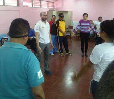 Antolín (en el centro) durante una de las sesiones de formación en el gimnasio