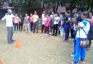 El instructor, en una demostración de lanzamiento de peso al aire libre