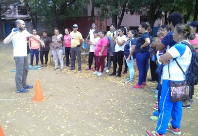 El instructor, en una demostración de lanzamiento de peso al aire libre