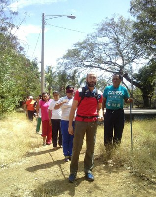 Fran encabeza una marcha 'a ciegas' por el campo con un grupo de sus alumnos valiéndose de una barra direccional