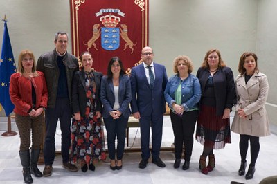 La presidenta Carolina Darias y el delegado territorial de la ONCE en canarias, en el centro de la imagen 