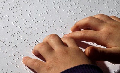 Manos leyendo braille