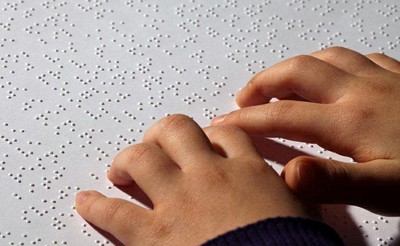 Manos leyendo braille