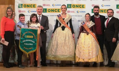 Representantes de la ONCE, la fallera mayor y la fallera infantil entregan su galardón a la falla Albuixarres-Camí Fondo