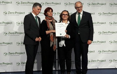 Sabina Lobato (a la derecha) y Virginia Carcedo recogen en Viena el reconocimiento de la Conferencia Internacional Zero Project