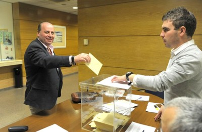 Santiago Mallo, líder de CCOO en la ONCE, vota en Santiago de Compostela