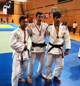 Sergio Ibáñez, flanqueado por los otros dos medallistas españoles en Heidelberg, Borja Pahissa (a la izquierda) y Luis Daniel Gavilán