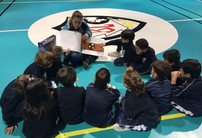 Un grupo de escolares trabaja, en corro, con uno de los cuentos táctiles durante las jornadas