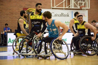 Un lance del partido en la final entre el ILUNION  (de negro y amarillo) y el Amiab