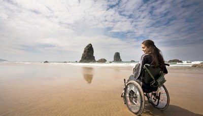 Una joven en silla de ruedas en una zona de playa