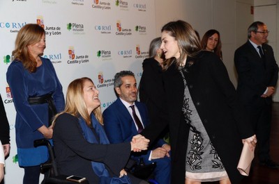 La reina saluda las asistentes del Congreso tras la clausura (foto mujerdeelite.com)