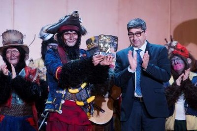 José Luis Pinto entrega uno de los premios Fermín Salvochea