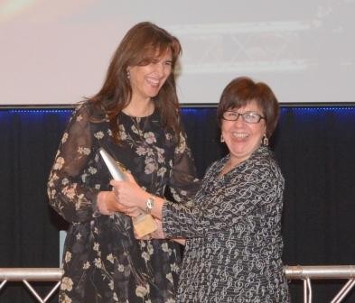Teresa Solana recoge su premio de manos de Laura Borrás