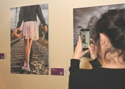 Una visitante fotografía el Primer premio