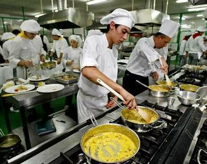 Alumnos y profesores del 'Carlos Oroza' en una clase práctica de cocina