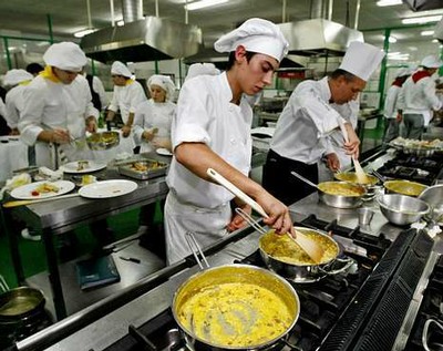 Alumnos y profesores del 'Carlos Oroza' en una clase práctica de cocina
