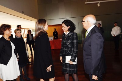 Ana Peláez recibe a la reina Letizia a su llegada al Congreso de Ávila