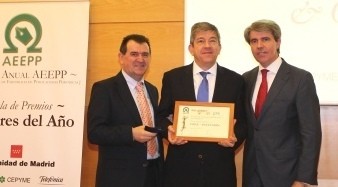 Antonio Mayor, en el centro, con el certificado acreditativo del premio