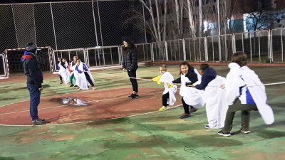 Chavales afiliados y miembros del grupo scout practican del juego del tiro de cuerda