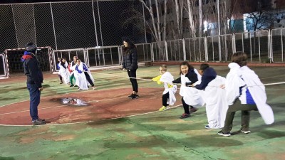 Chavales afiliados y miembros del grupo scout practican del juego del tiro de cuerda