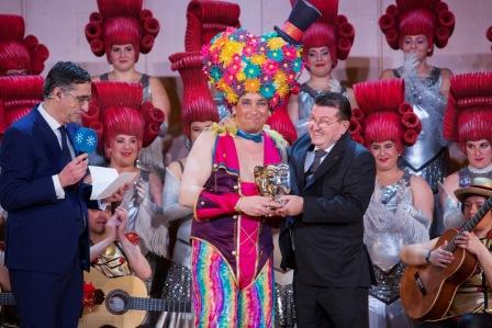 Ángel Sánchez entrega uno de los premios Fermín Salvochea