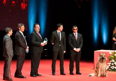 De izquierda a derecha, Alberto Jofre, Jesús Álvarez (presentador de la gala), Miguel Carballeda, José Manuel Ruiz y David Casinos (con su perro guía) en el escenario del acto