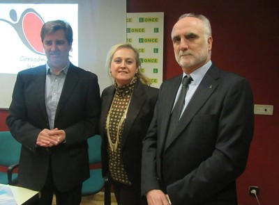 De izquierda a derecha, Ledesma, San Saturnino y Andueza, tras suscribir el acuerdo