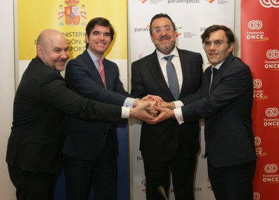 De izquierda a derecha, Luis Cayo Pérez, Jaime González, Miguel Carballeda y Alberto Durán unen sus manos tras rubricar el acuerdo