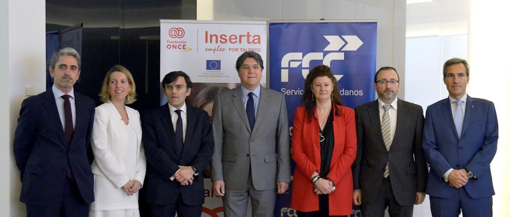 Directivos de Fundación ONCE e ILUNION, junto a los de FCC. Alberto Durán y Carlos Jarque en el centro de la imagen