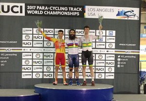 Eduardo Santas, en el podio (a la izquierda), con su medalla de plata