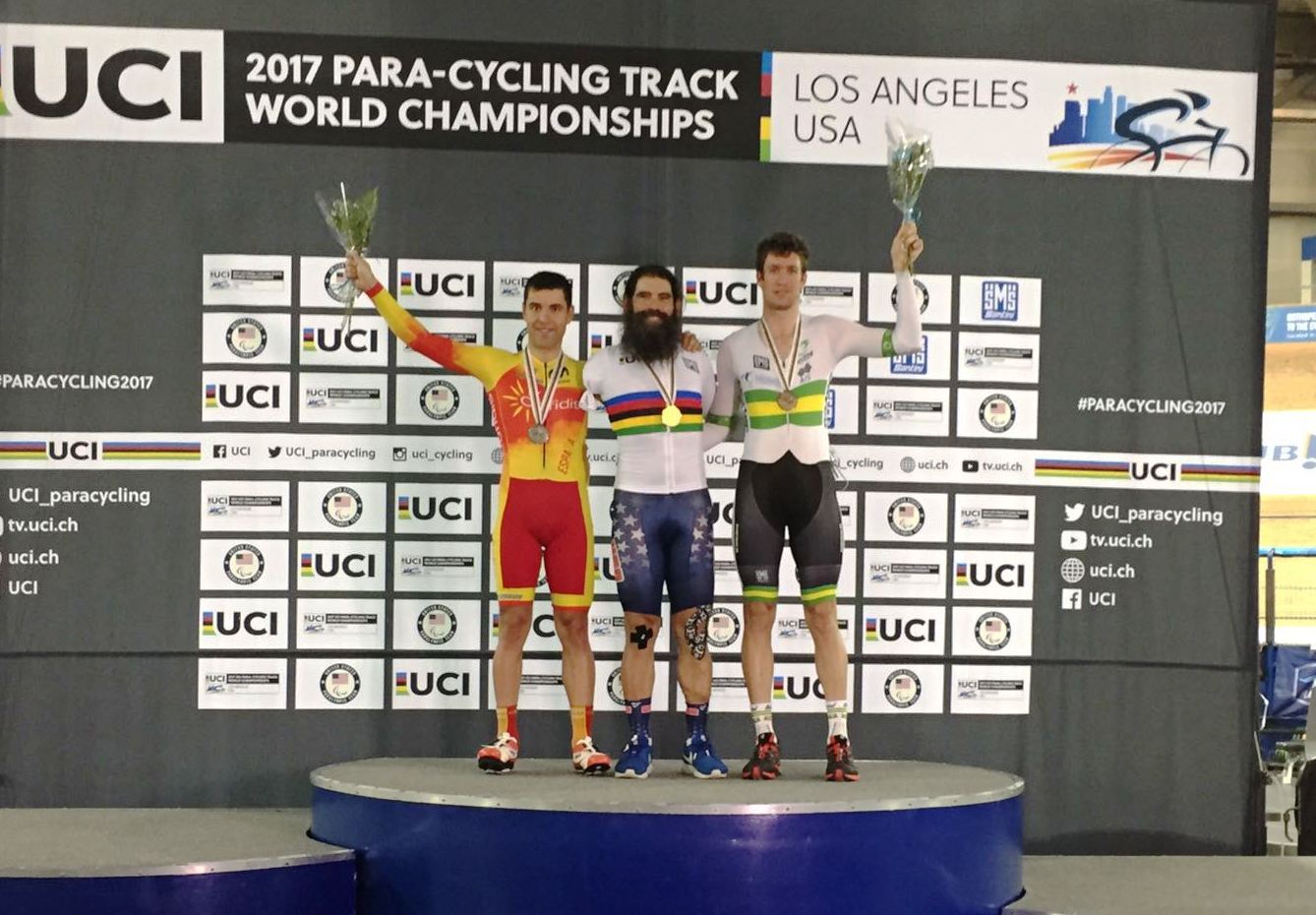 Eduardo Santas, en el podio (a la izquierda), con su medalla de plata