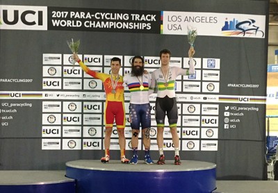 Eduardo Santas, en el podio (a la izquierda), con su medalla de plata