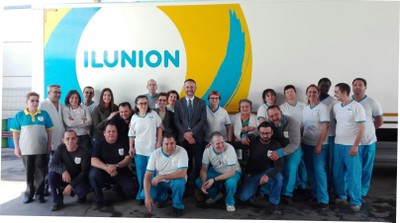 El delegado de Economía (en el centro) posa con la plantilla de ILUNION Lavanderías en Almería