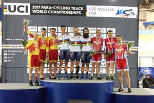 El equipo español de Velocidad luce en el podio (a la izquierda) la medalla de plata