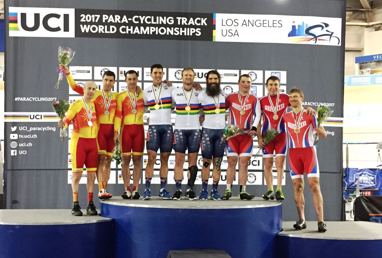 El equipo español de Velocidad luce en el podio (a la izquierda) la medalla de plata