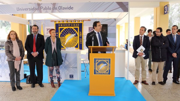 El rector de la Universidad Pablo Olavide inaugura la Feria en el campus sevillano