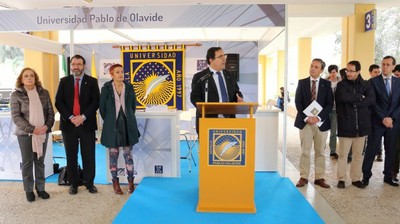 El rector de la Universidad Pablo Olavide inaugura la Feria en el campus sevillano